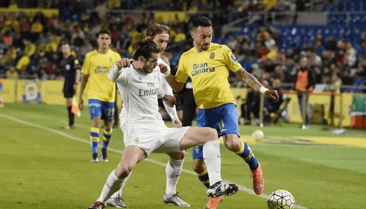 胜深圳更衣室！全员兴奋氛围极佳，汉兹领奖发懵，王世龙得金链子