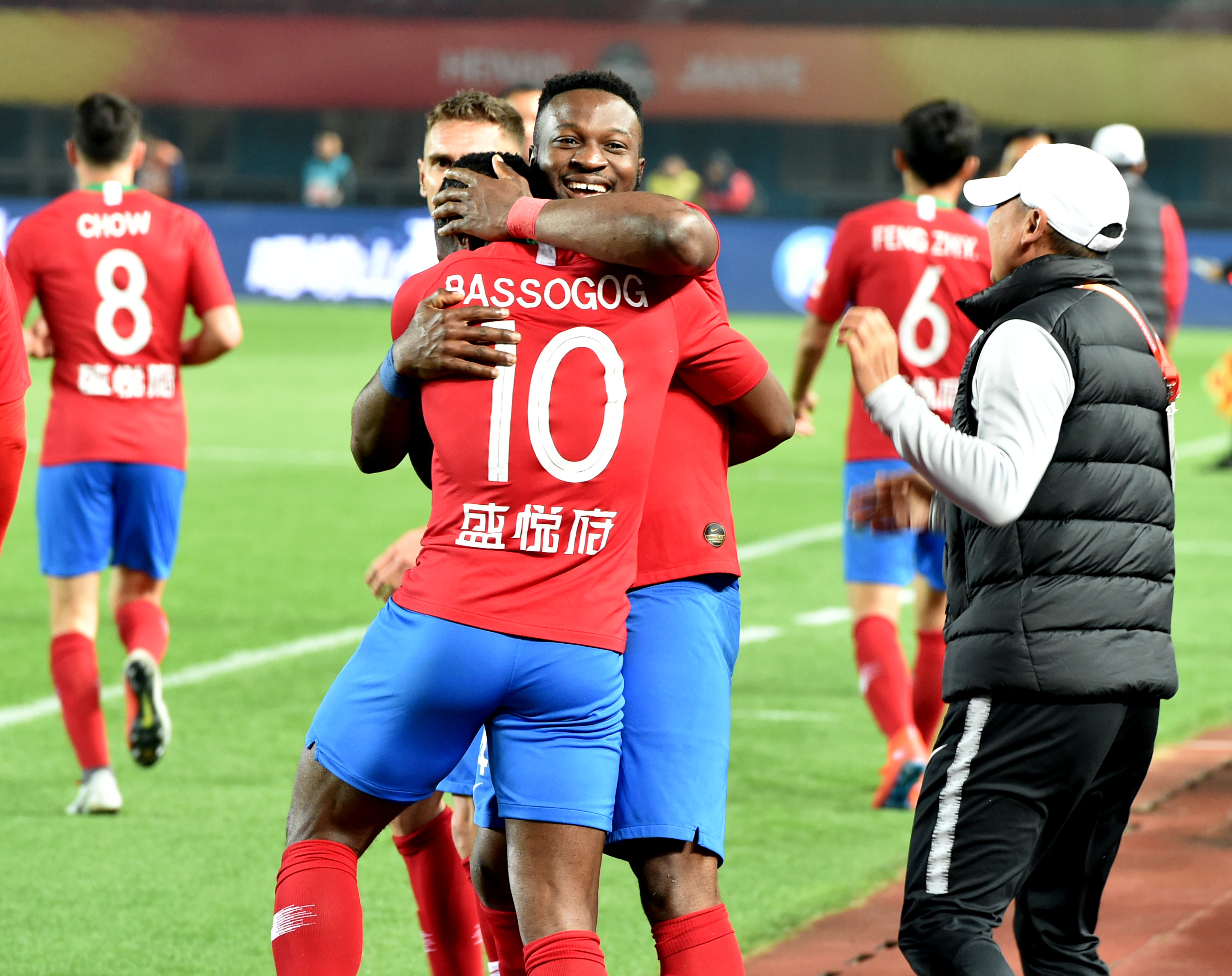 库里30岁后依然巅峰状态：多项数据超越乔丹，近8场均砍近30分